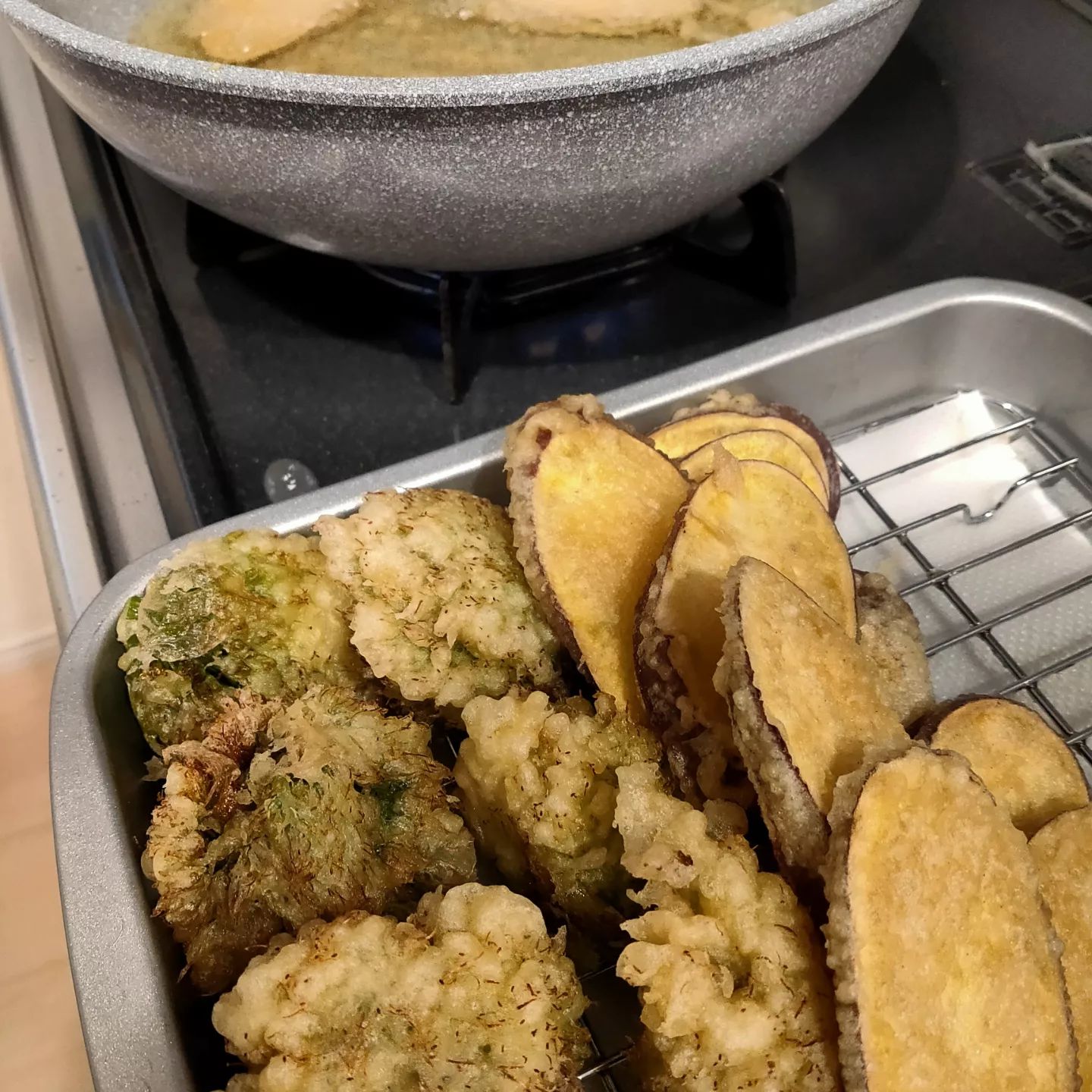 昨日はねぎ本日はブロッコリー🥦少量ですが、出荷しています葱坊主が出てきたので、美味しいと噂の葱坊主天ぷらを作りましたチョイスした葱坊主が、開き過ぎ？大きくて鍋底に付いて少し焦げました🍽️食べてみるとサクサクで、ほんのりねぎの香りもして美味しかったです昨秋とれたさつま芋も甘くて美味しかったです#一番苦手な料理#それは天ぷら#揚げ加減が難しい#揚げ鍋欲しい#長方形の小さいやつ#ねぎ　#葱坊主　#ねぎ料理#ブロッコリー　#ブロッコリーレシピ#天ぷら#富士　#産直野菜　#静岡の野菜#農家ご飯　#農家の嫁#農業女子　#農業夫婦　#農業